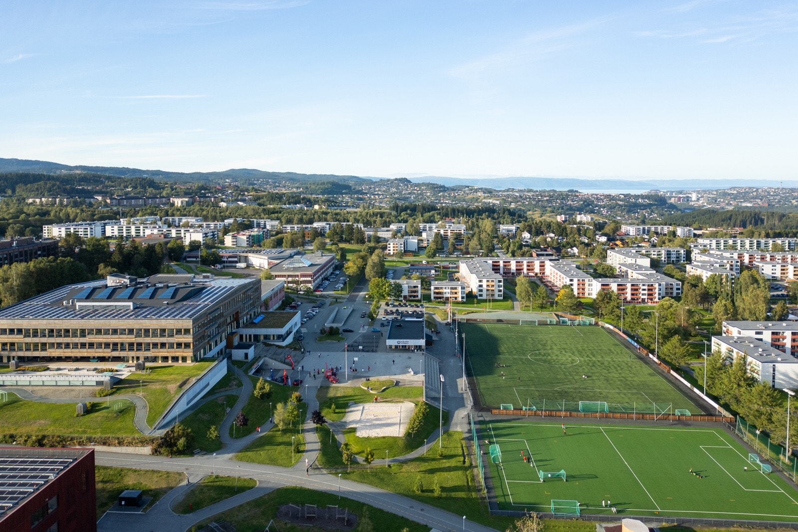 Fra leiligheten er det ca. 500 meter til Huseby skole og Huseby idrettspark. Galleribilde