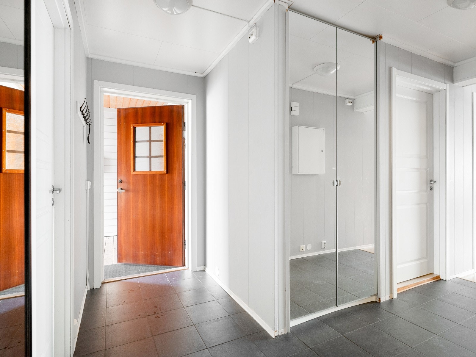 Entré/gang på 9 kvm med god oppbevaringsplass for sko og yttertøy. Galleribilde