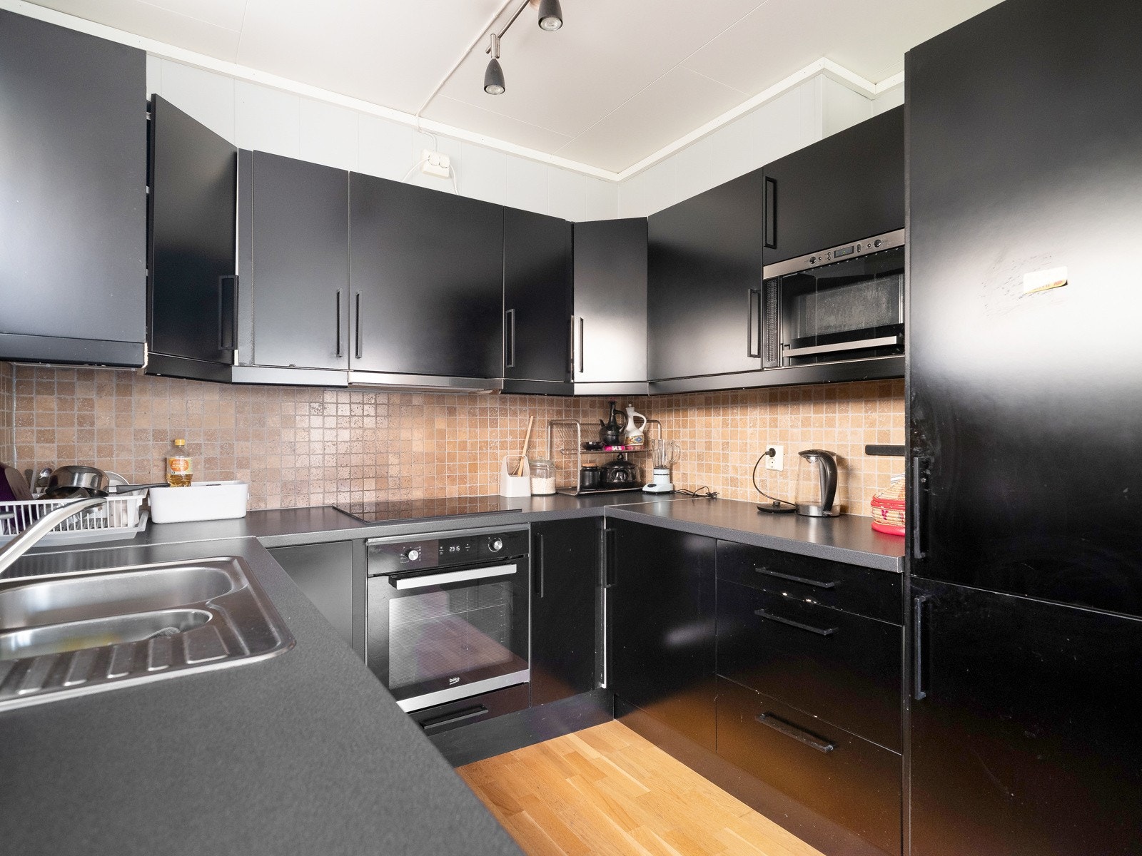 Kjøkkenet har svært god oppbevaringsplass og store arbeidsflater. Galleribilde