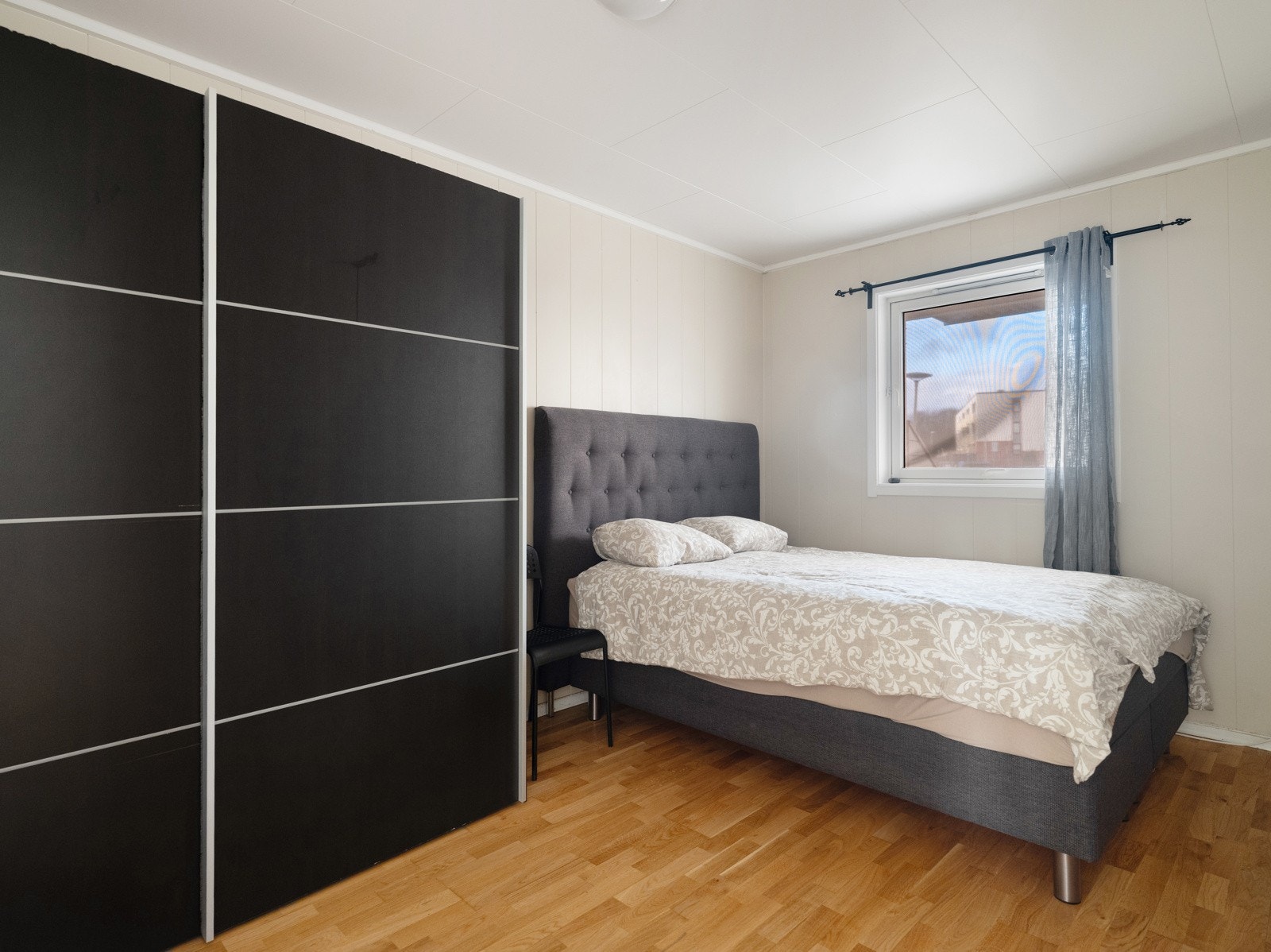 Leiligheten har tre soverom på henholdsvis 11, 8,5 og 6,5 kvm. Galleribilde