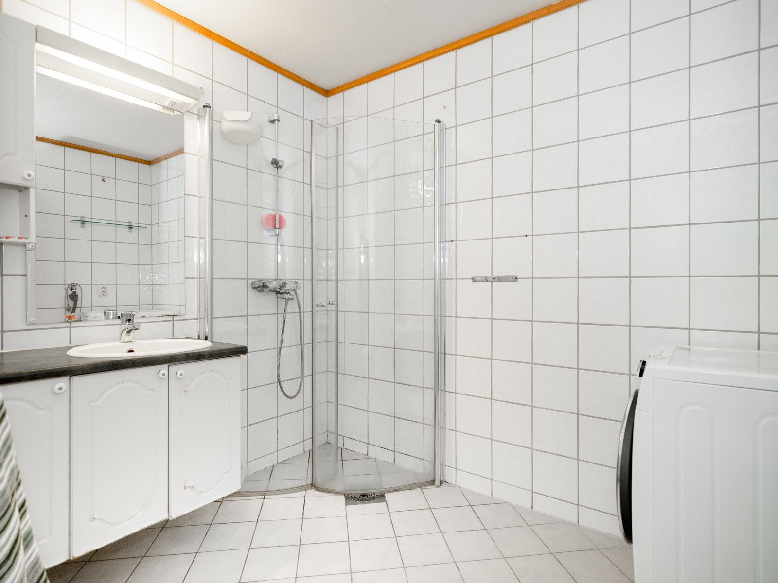 Badet er flislagt på gulv og vegger, og måler 7 kvm. Galleribilde