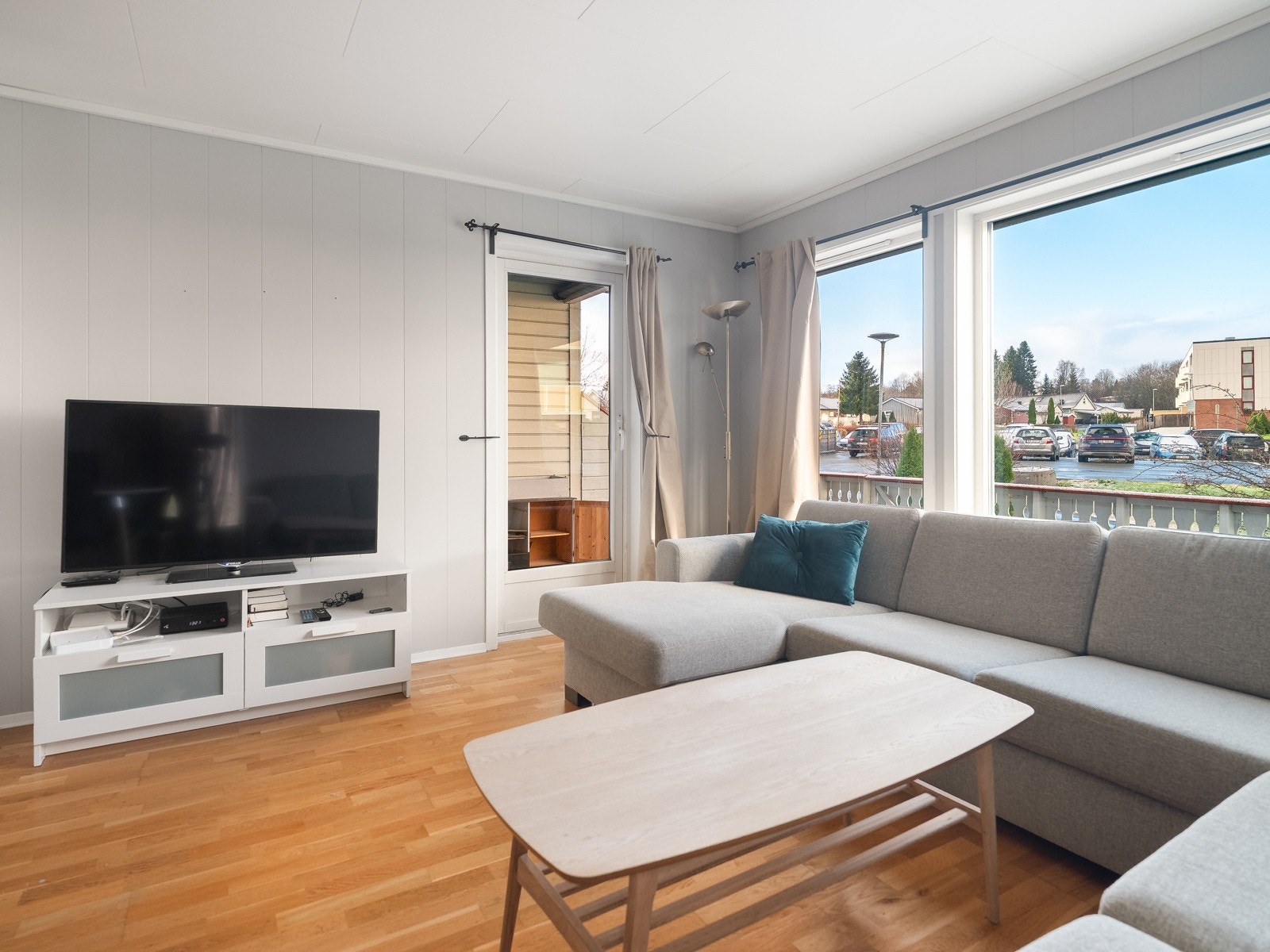 Leiligheten har en åpen stue- og kjøkkenløsning på 27 kvm. Galleribilde