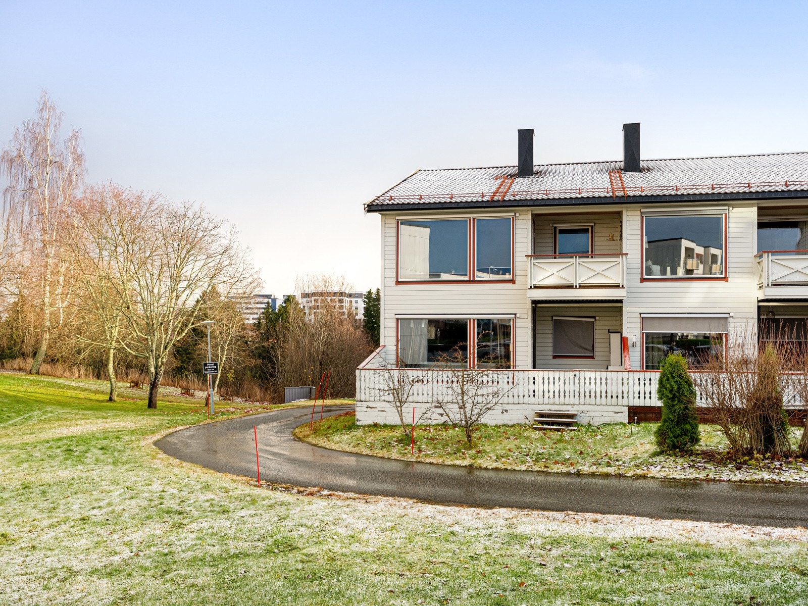 Borettslaget har fine felles grøntområder. Galleribilde