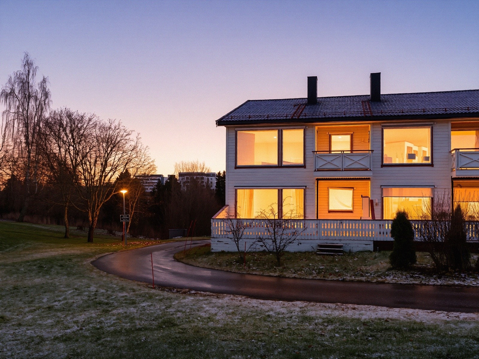 Leiligheten er en del av Solplassen borettslag, bygget i 2003 med totalt 16 andeler. Galleribilde