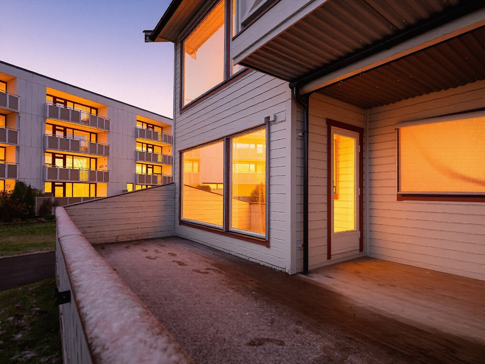 Boligen har en flott beliggenhet i rolige omgivelser på Saupstad, med kort vei til blant annet skole, barnehage, dagligvarebutikk og kollektivtransport. Galleribilde