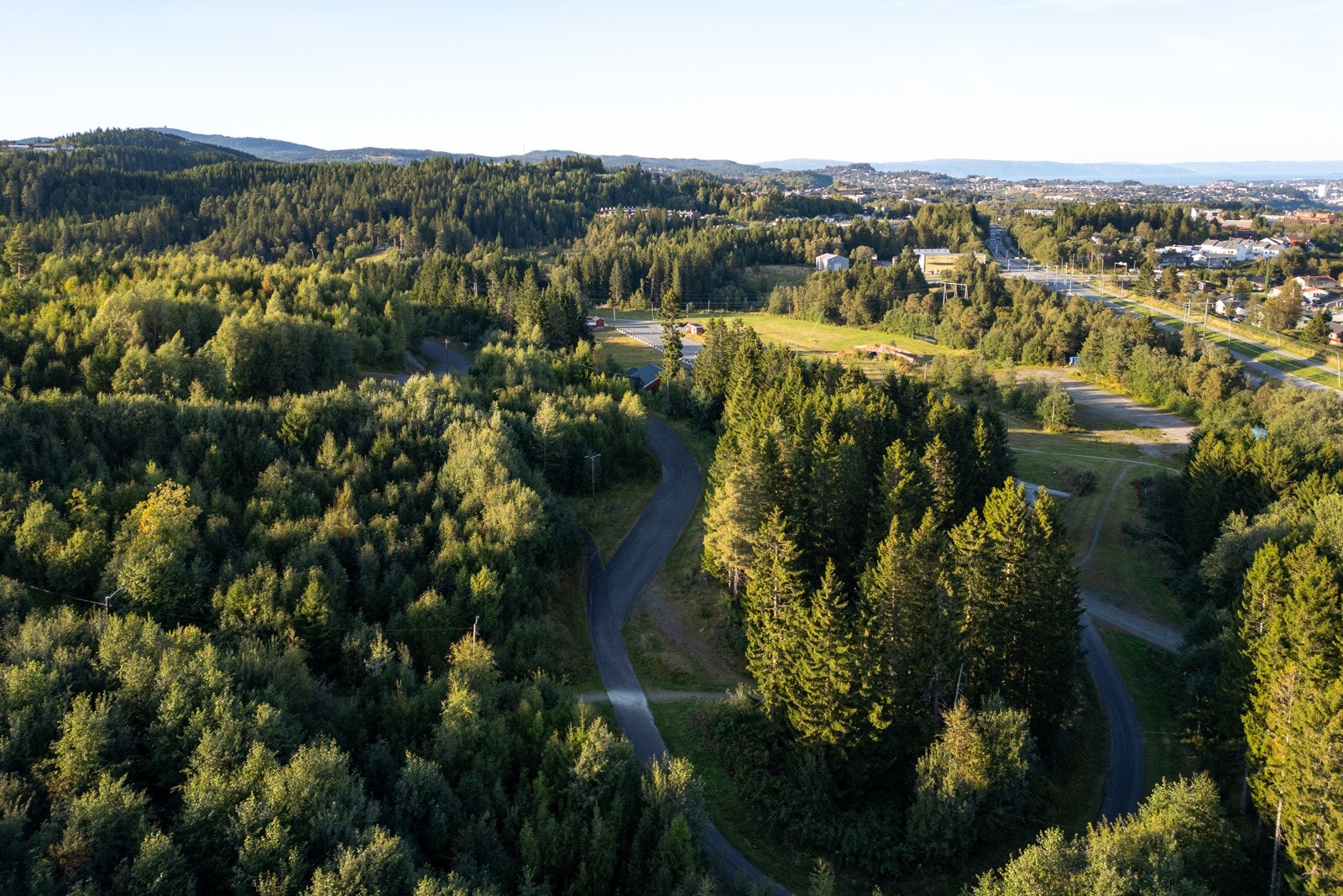 Herfra har man fine turstier på sommerstid, og maskinpreparerte skiløyper på vinterstid. Galleribilde