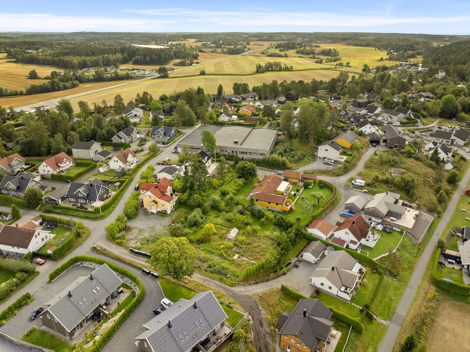 Kort vei (7-8 min.)til skole og barnehage. Galleribilde