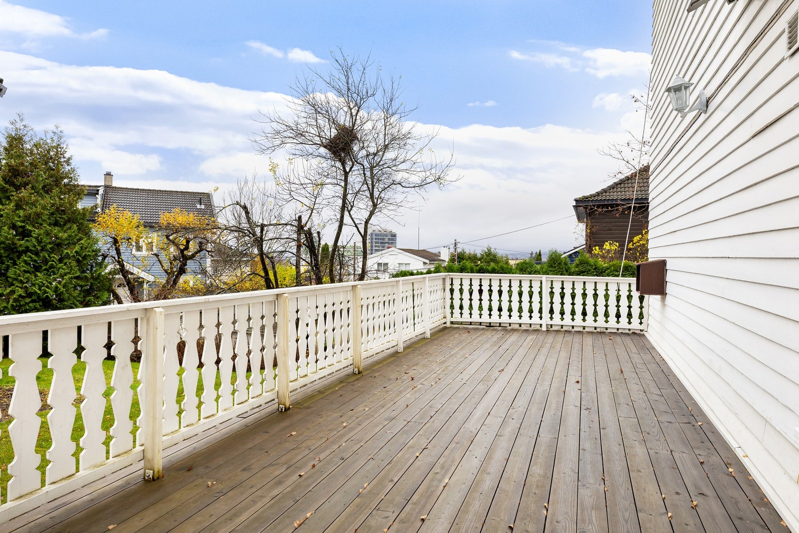 Fra første etasje er det utgang til en romslig terrasse på ca. 26 kvm. Galleribilde