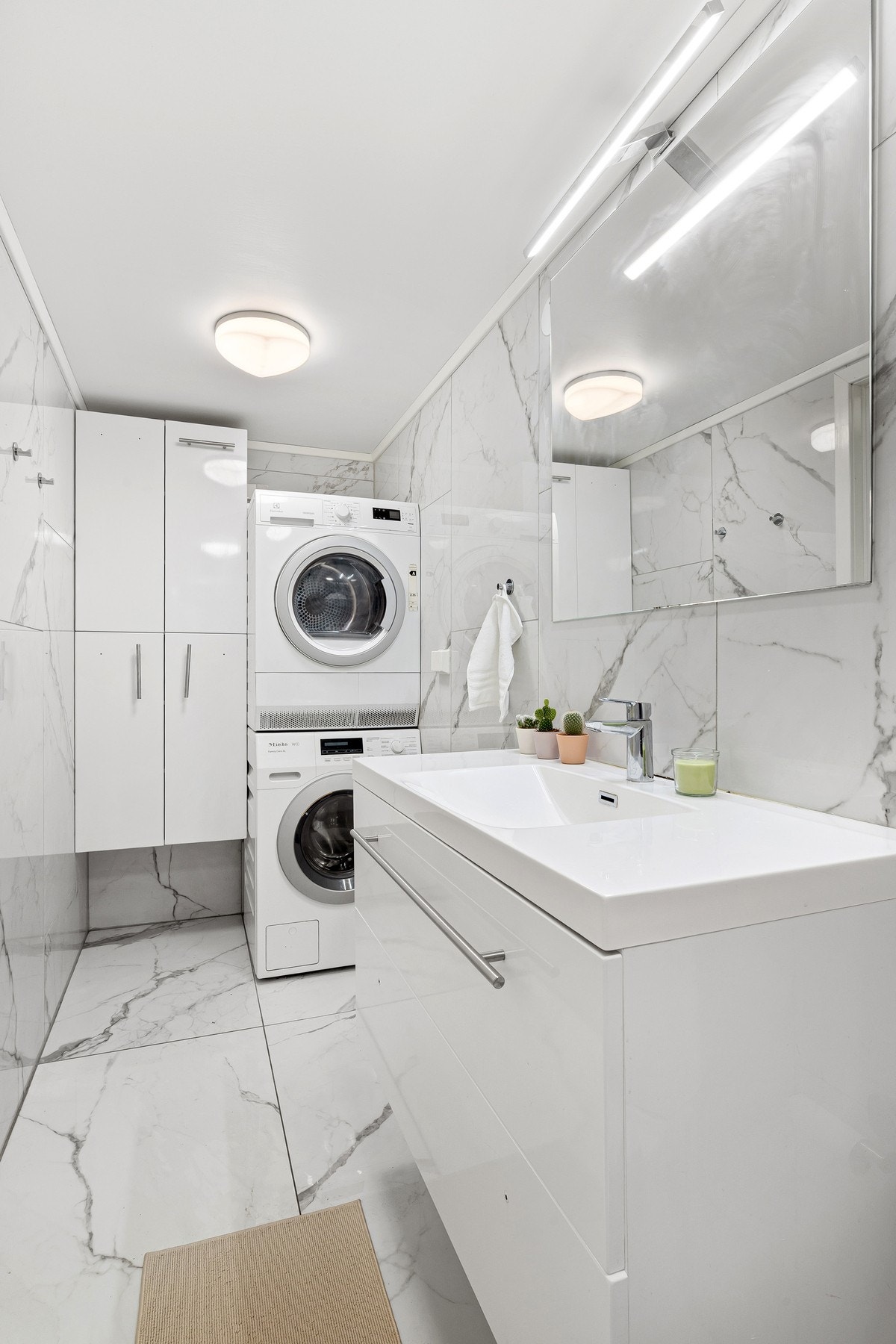 Badet i kjelleretasjen ble pusset opp i 2020 og fremstår pent med flislagte vegger- og gulv. Galleribilde