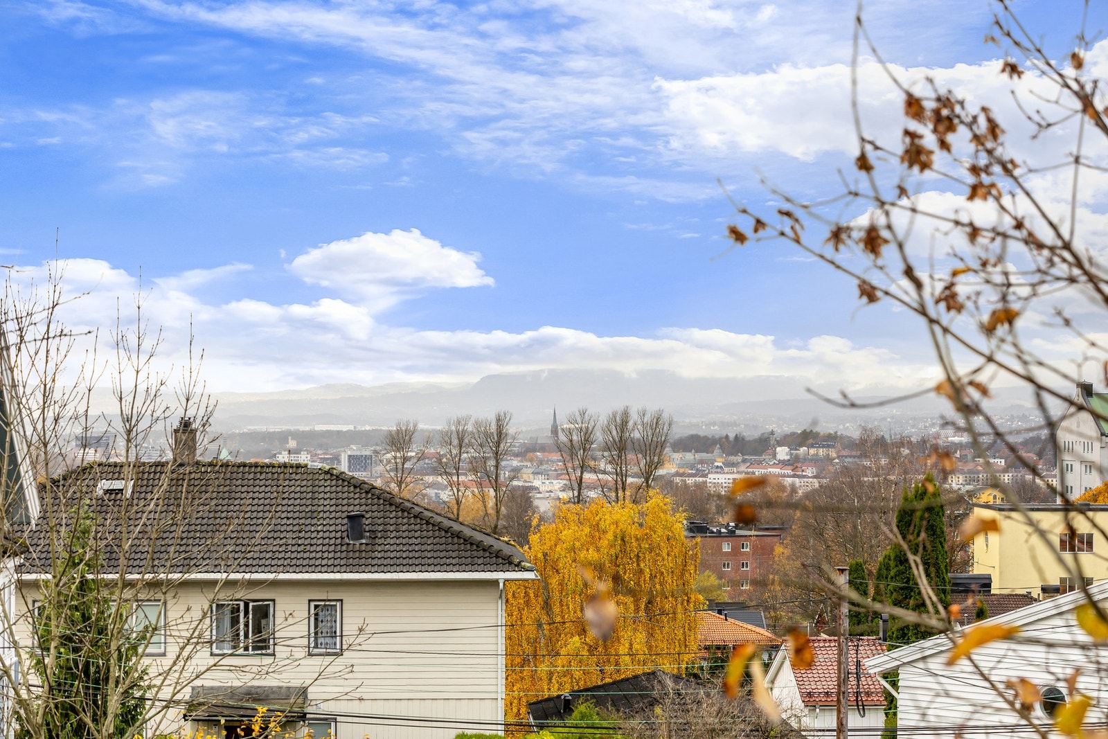 Boligen har flere flotte uteområder med gode solforhold som gjør det enkelt å nyte livet utendørs. Galleribilde
