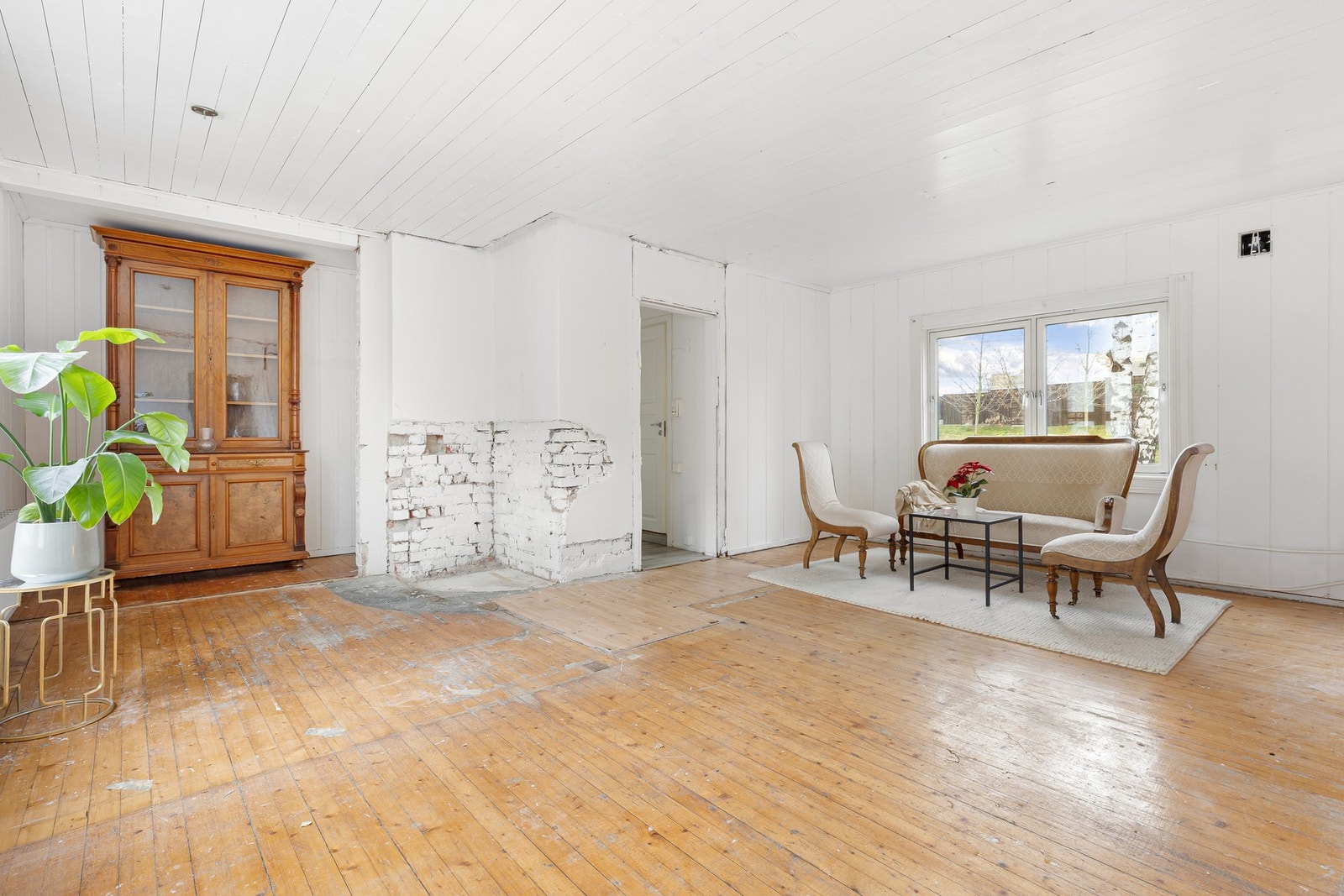 Stuen er meget romslig og har et stort potensiale. Galleribilde