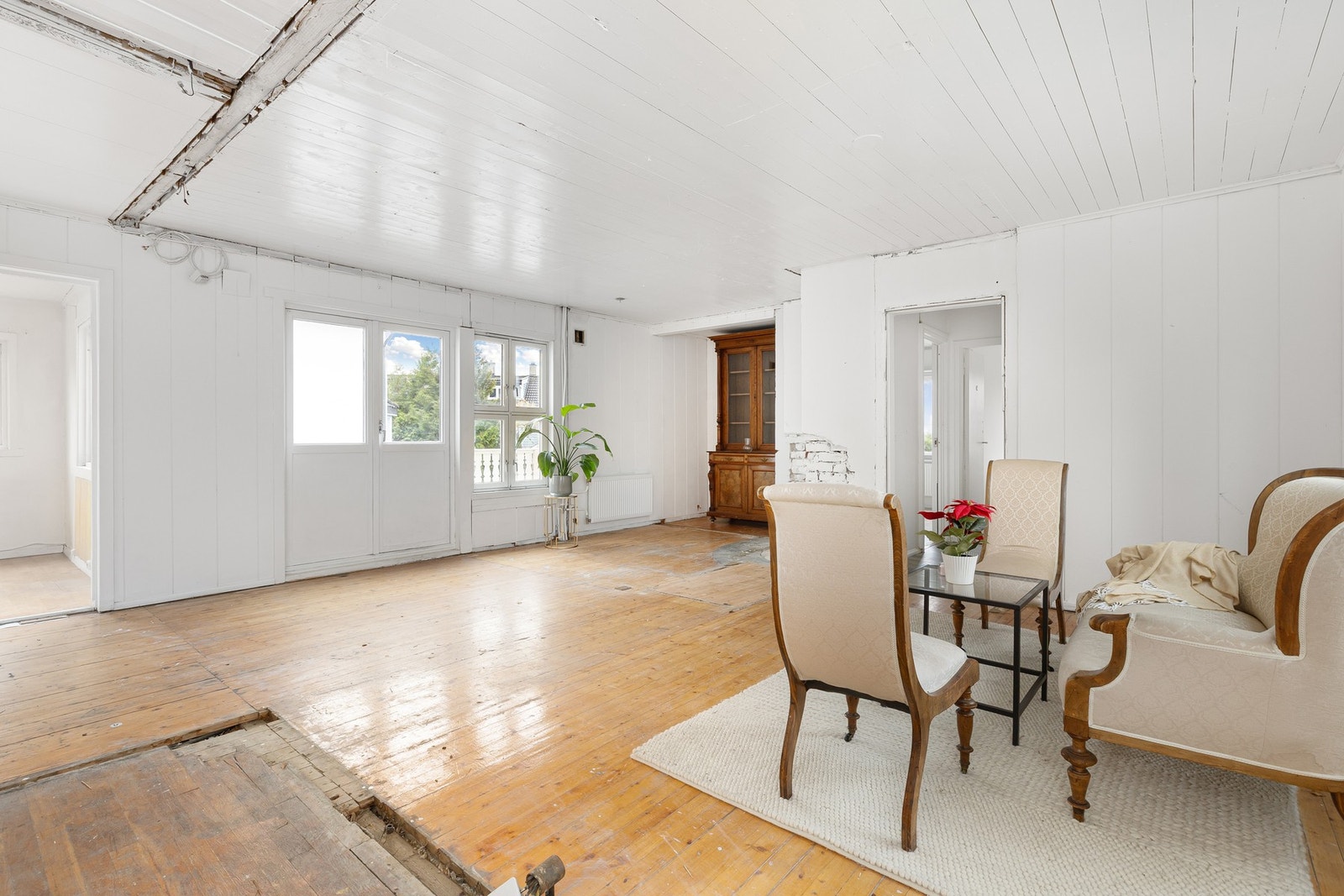 Her har du store vindusflater som slipper inn rikelig med naturlig lys og den romslige løsningen gir gode møbleringsmuligheter. Galleribilde