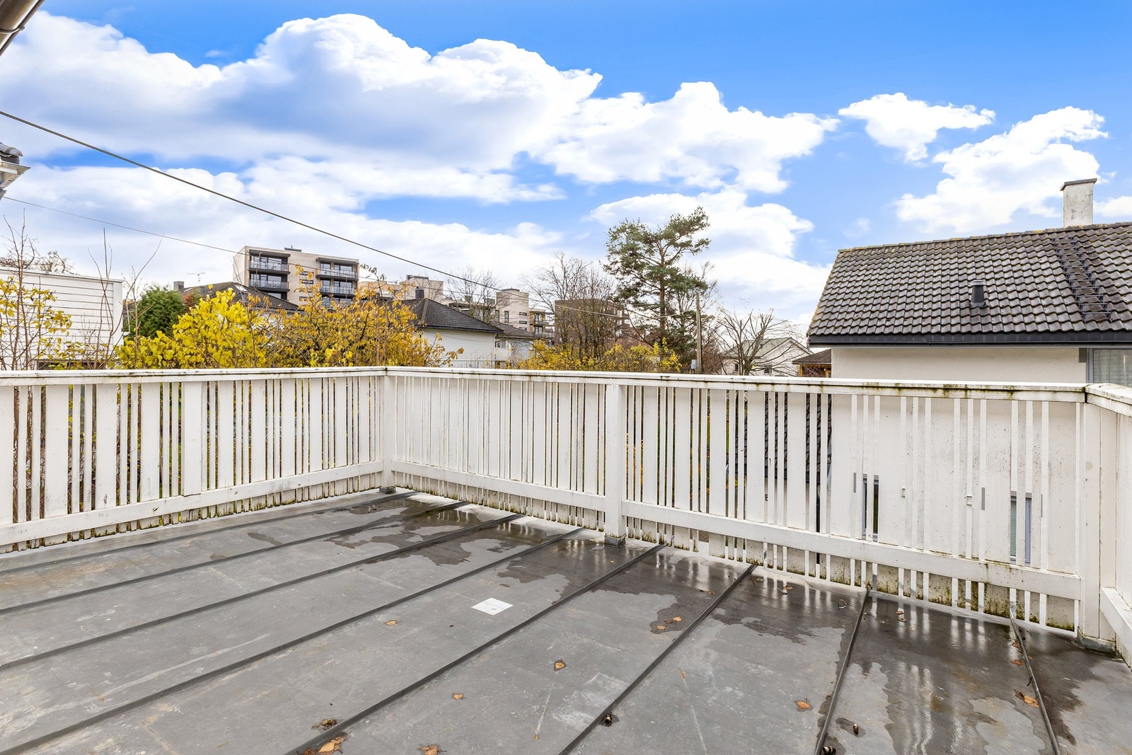 Fra andre etasje er det utgang til en terrasse på ca. 14 kvm. Galleribilde