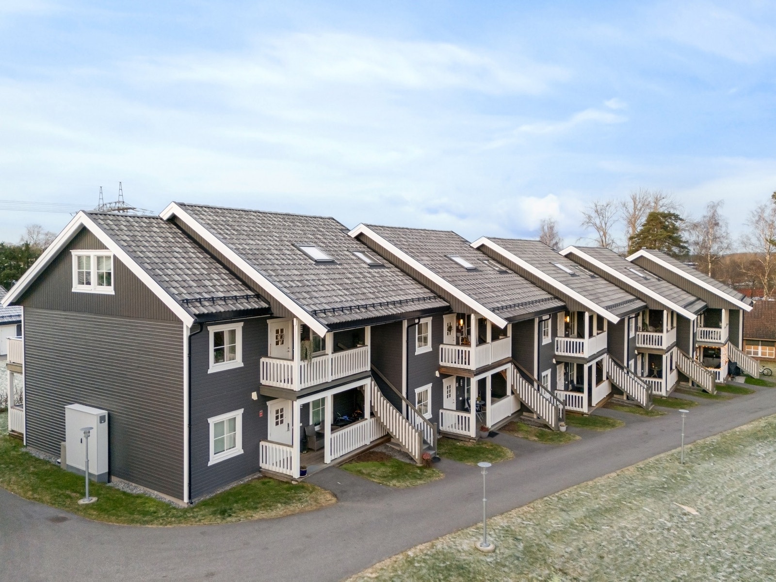 Det er gangavstand til barnehage, skole, butikk og idrettsanlegg. Borgen barneskole ligger et steinkast unna leiligheten. Galleribilde