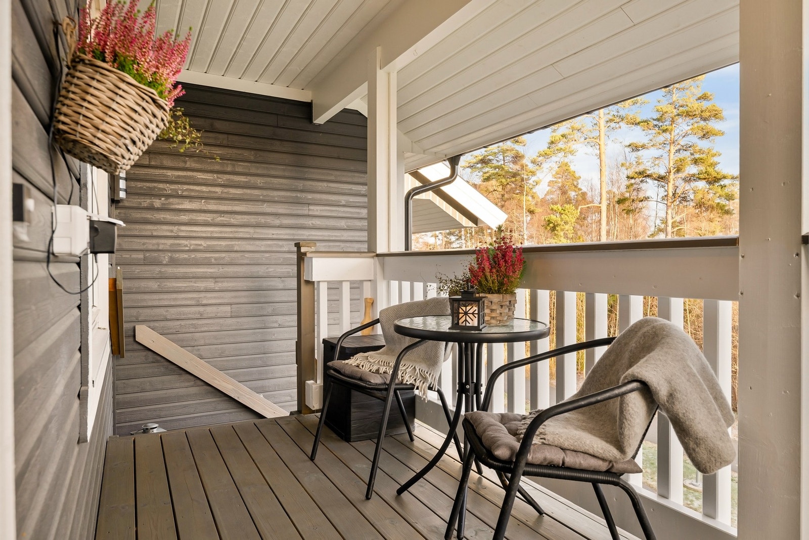 Inngangspartiet er overbygd og har plass til et hyggelig cafésett. En lun og fin uteplass som har morgensolen. Galleribilde