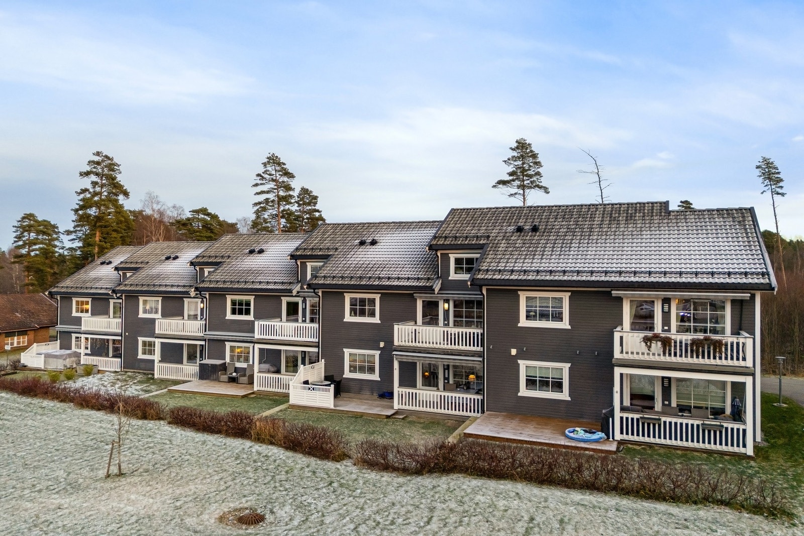 Det er bussholdeplass med gode forbindelser til Sarpsborg sentrum like bortenfor leiligheten. Galleribilde