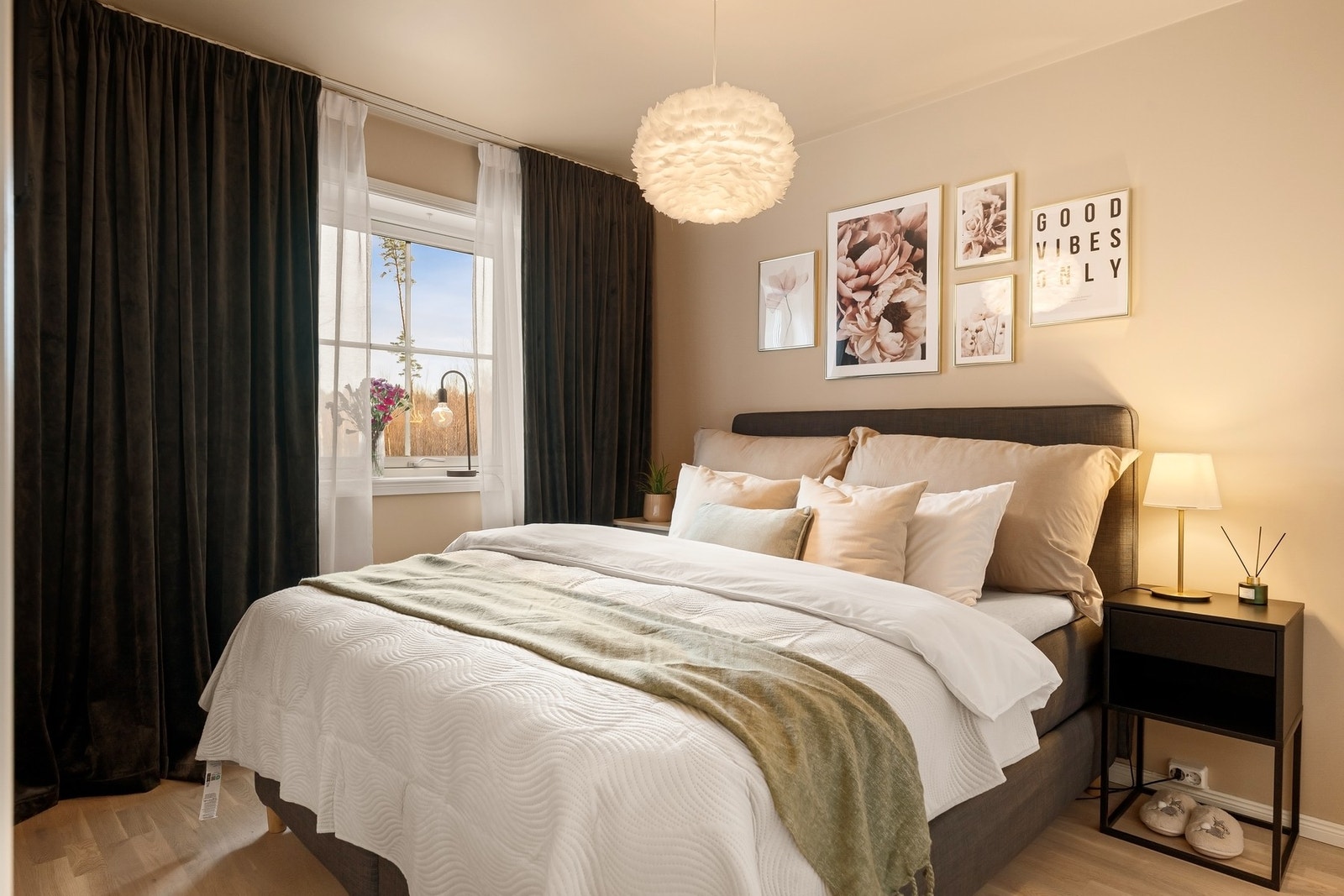 Det er totalt tre soverom i leiligheten, hvorav ett ligger i loftetasjen. Galleribilde