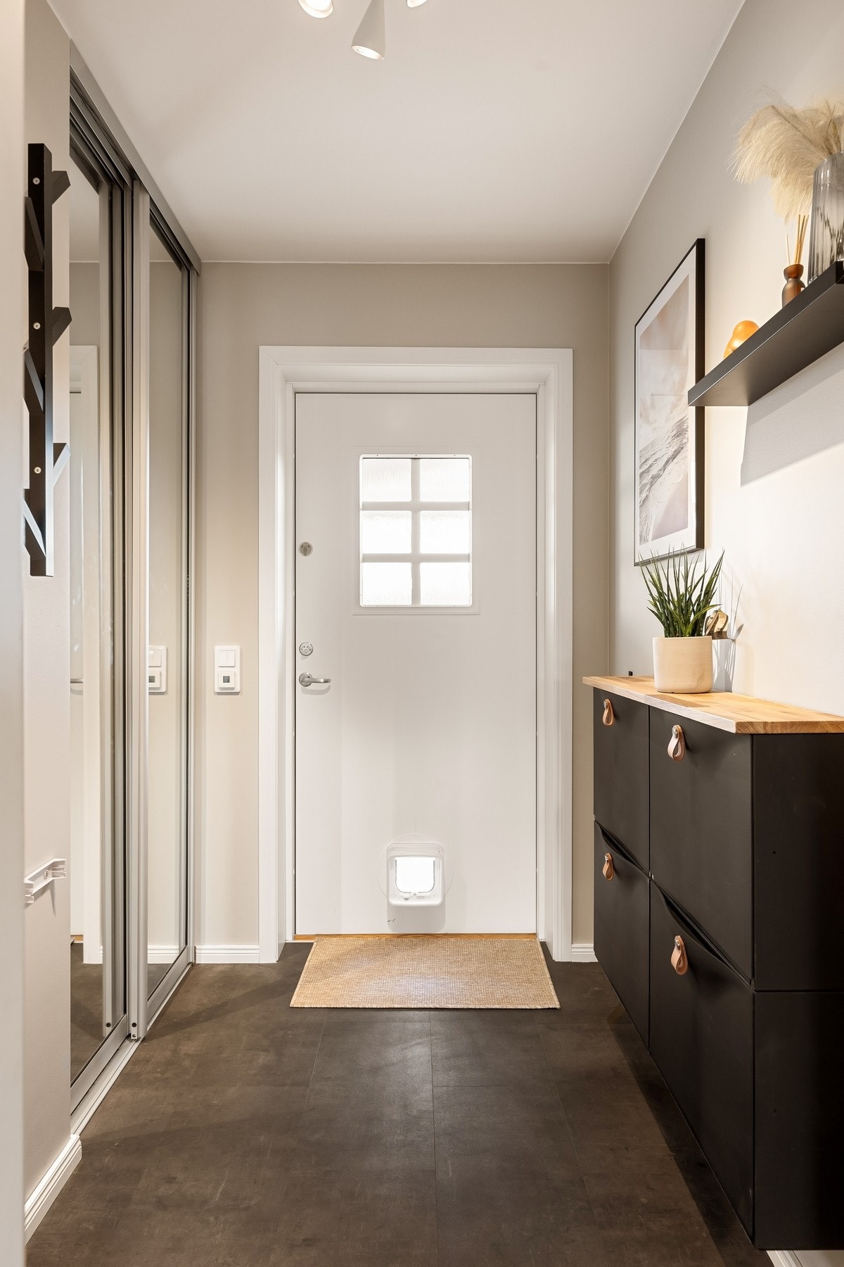 Integrert skyvedørsgarderobe m/speilflate i entreen. Galleribilde