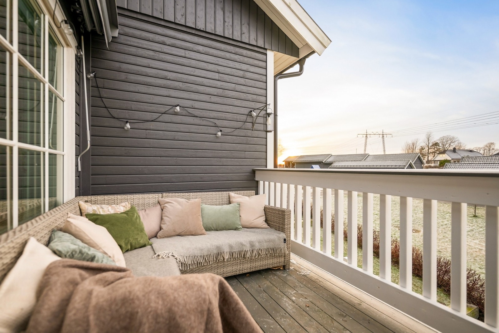 Fra stuen er det utgang til en hyggelig veranda med gode solforhold. Galleribilde