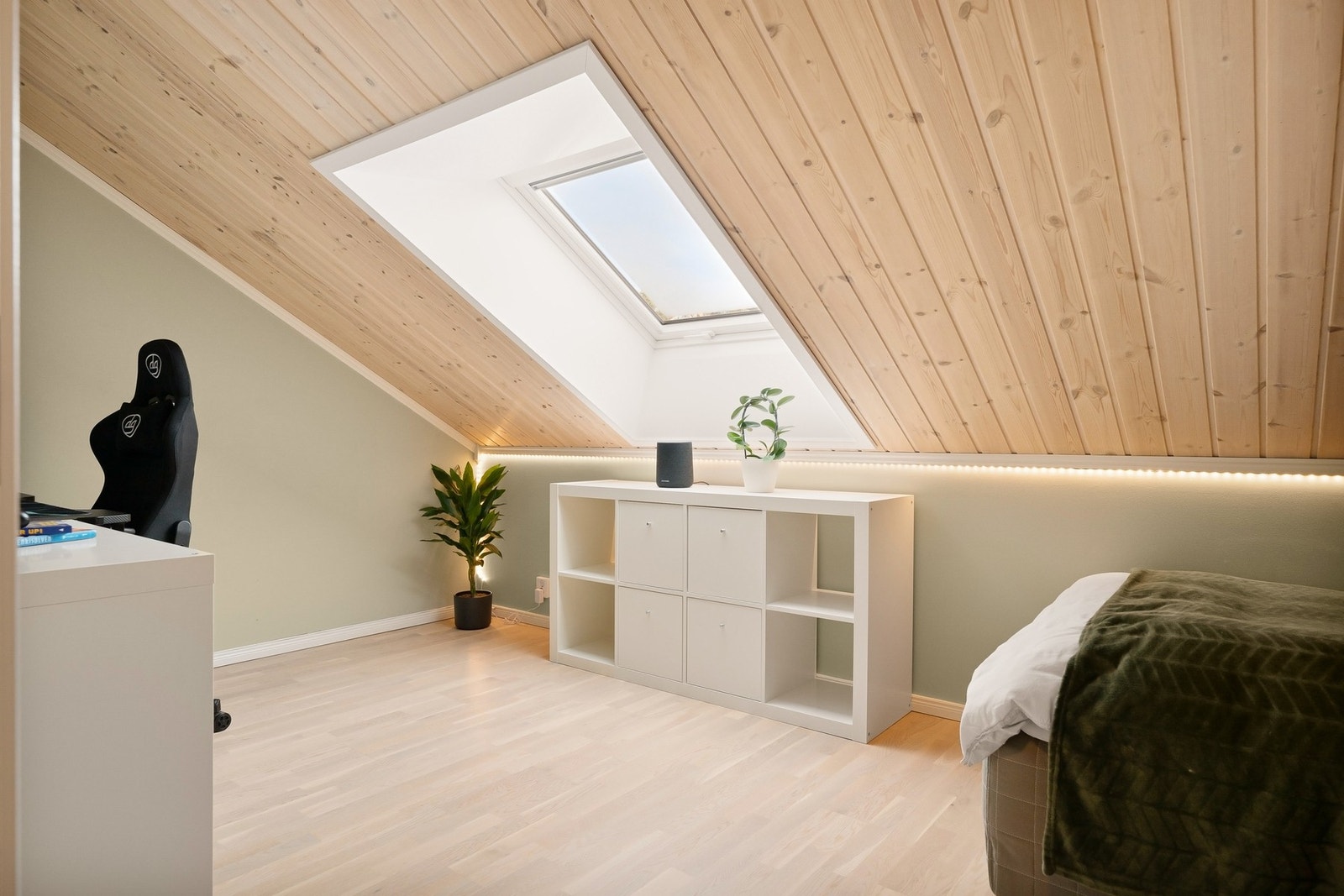Soverom III i loftetasjen. Perfekt som ungdomsrom eller kanskje et hjemmekontor. Galleribilde