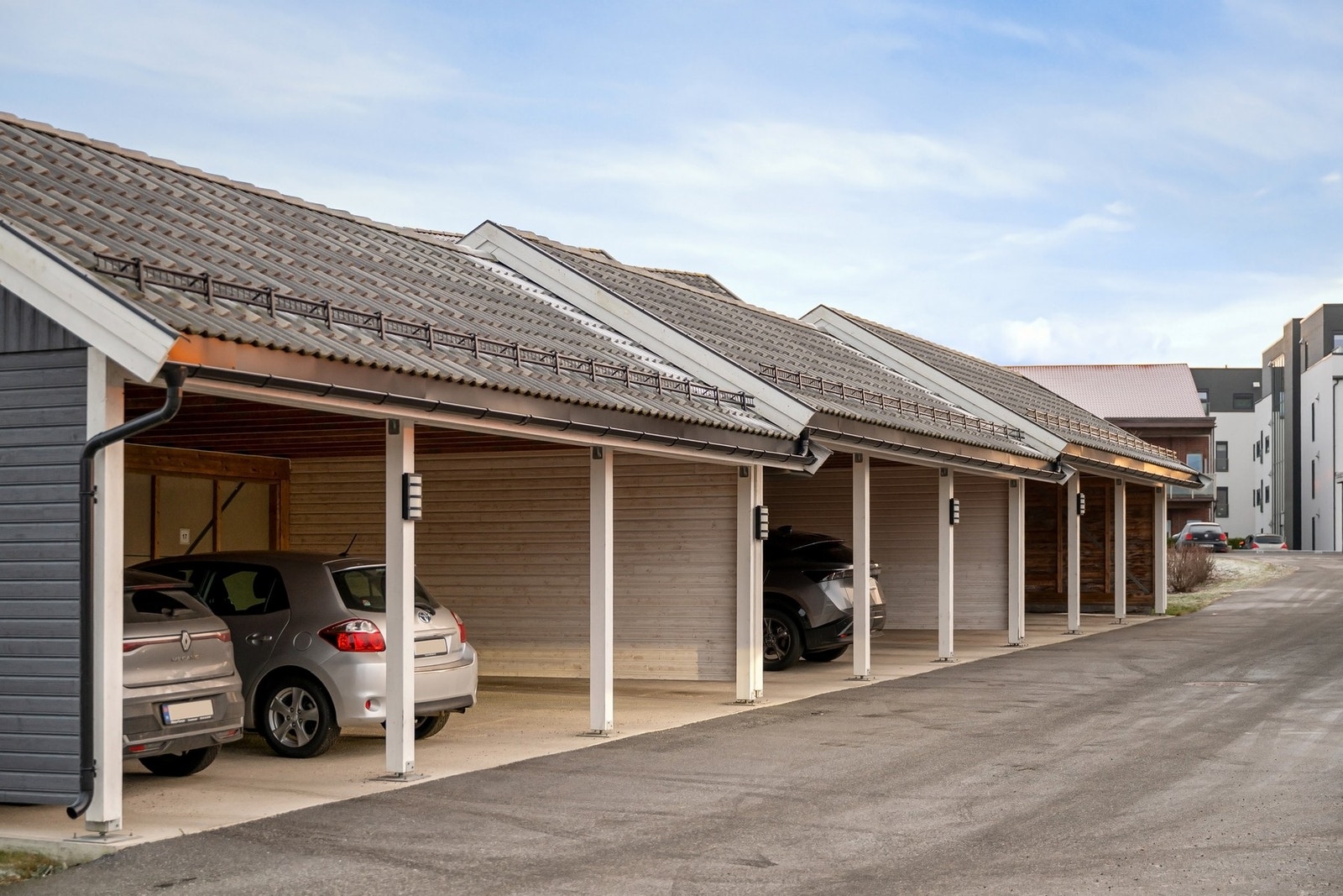 Det følger en biloppstillingsplass i carport som ligger i felles rekke. Galleribilde