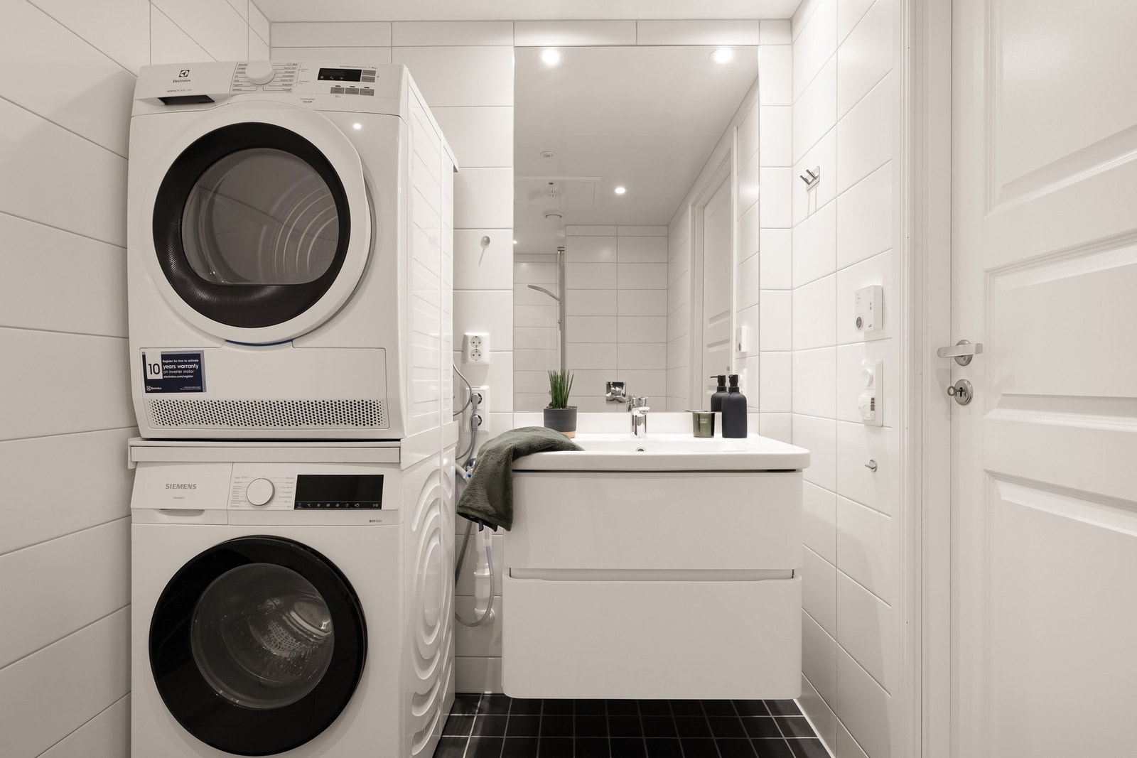 Baderommet i 2. etasje har innredning med servant, veggmontert toalett, dusjvegger/hjørne og opplegg for vaskemaskin. Galleribilde