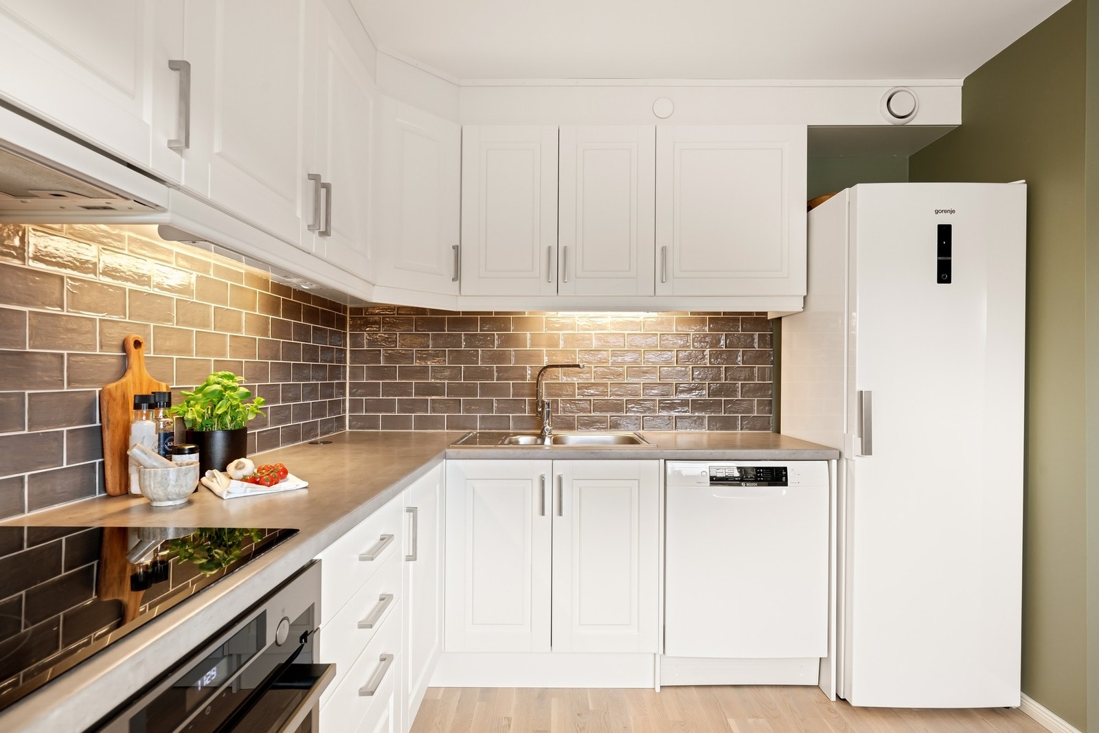 Lyst og moderne kjøkken med induksjonstopp, stekeovn, vannstoppsystem og
komfyrvakt. Kjøl/fryseskap og oppvaskmaskin er frittstående. Galleribilde