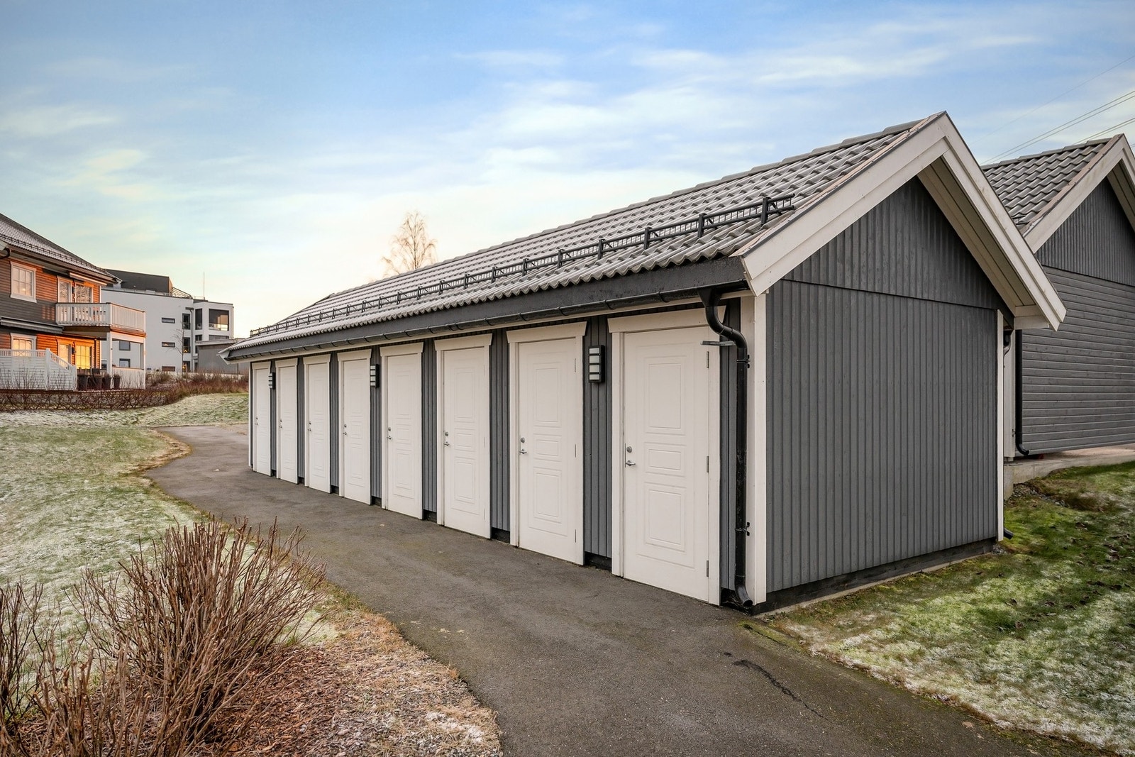 Utvendig sportsbod gir god lagringsplass. Galleribilde