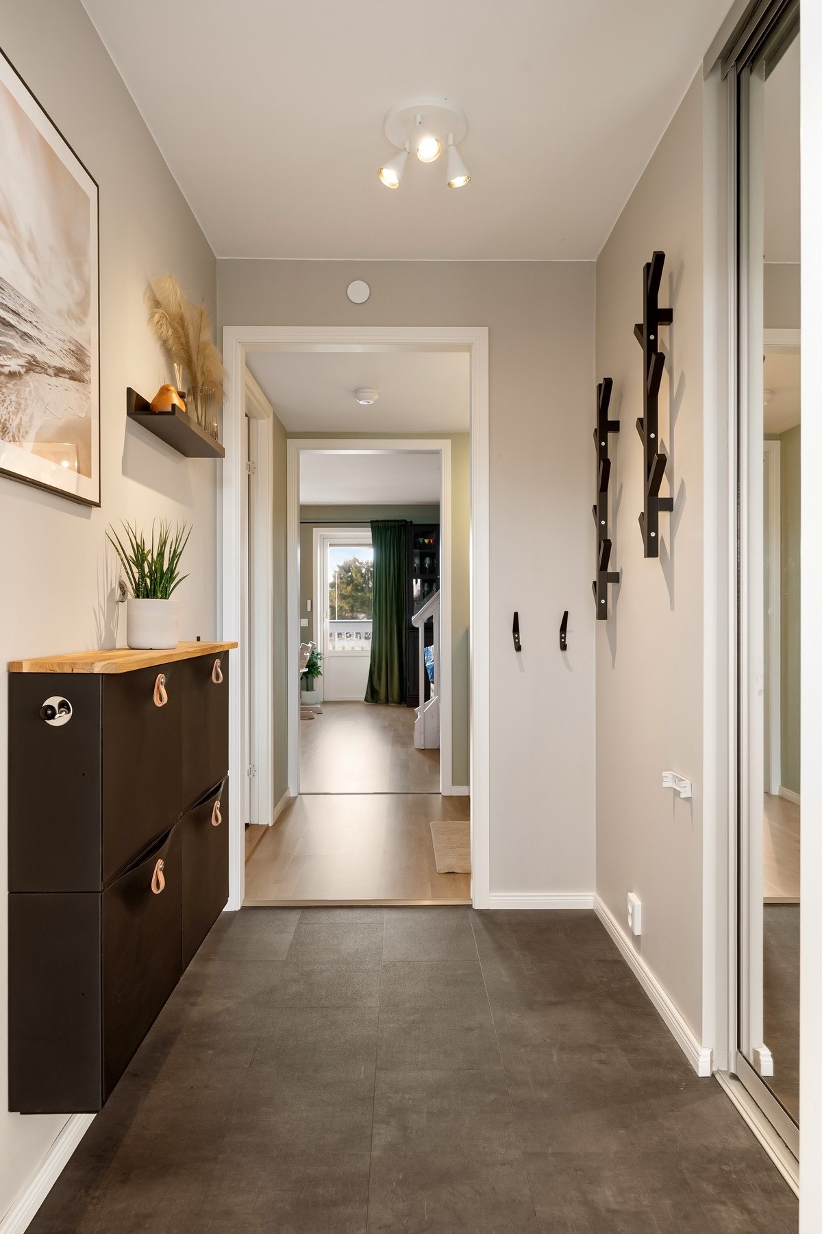 Det er elektrisk gulvvarme i entré og begge bad. Ellers benyttes elektriske panelovner. Galleribilde