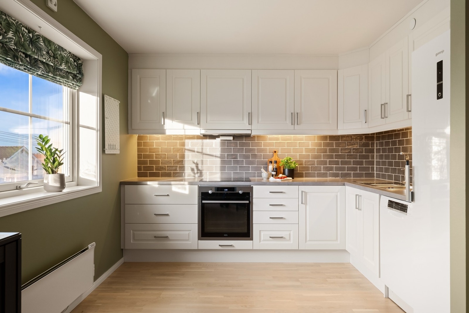 Det er åpen løsning til kjøkkenet. Galleribilde