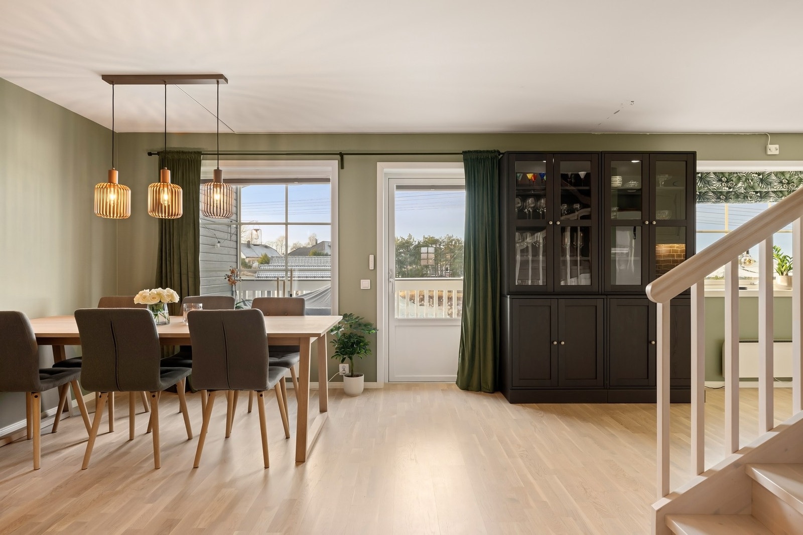 Leiligheten fremstår som meget pen med tidsriktige overflater. Galleribilde