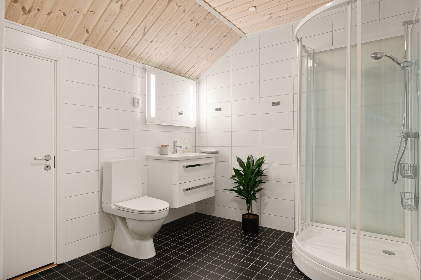 Baderommet i loftsetasjen har innredning med servant, toalett og dusjkabinett. Galleribilde