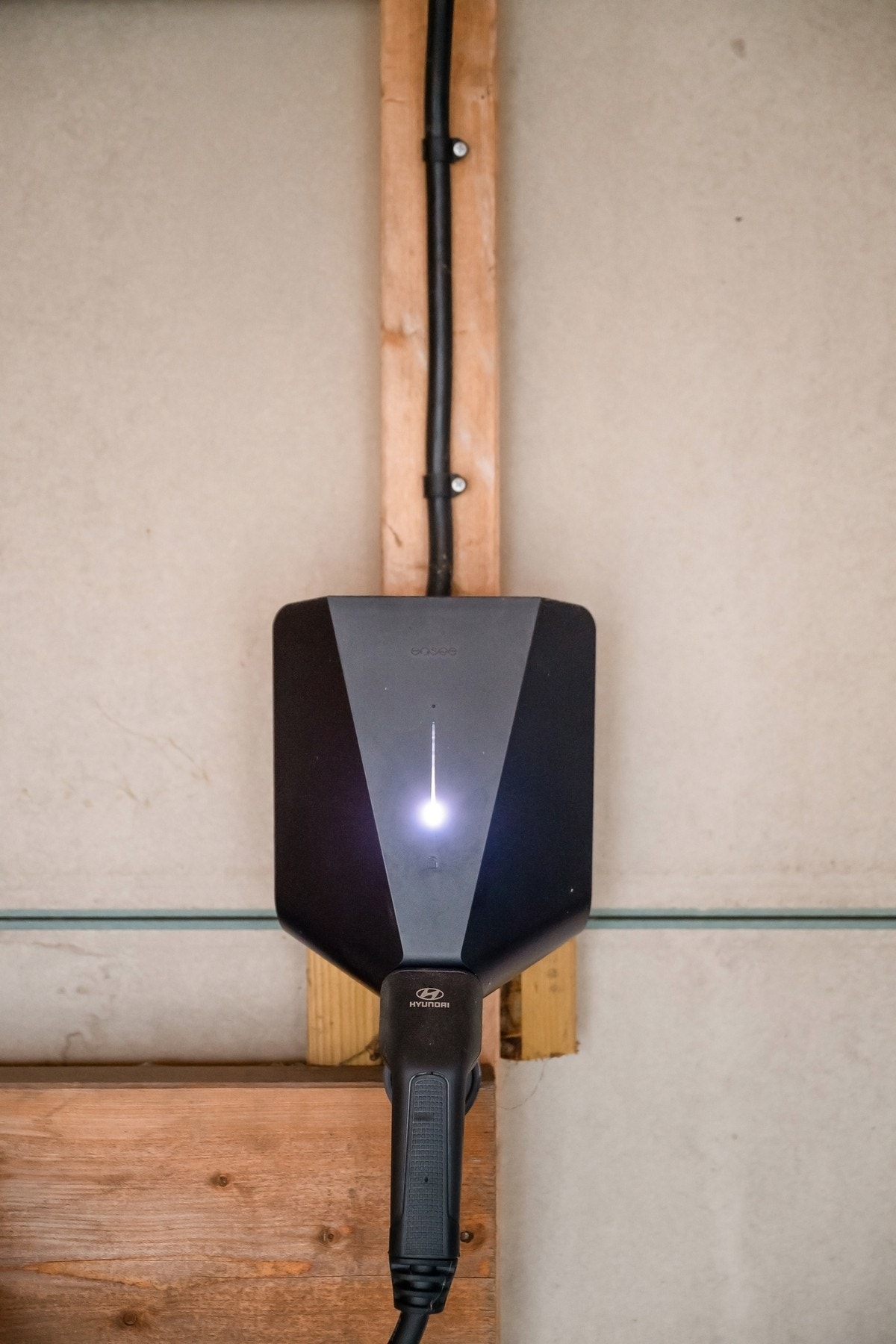 Lader for elbil i carport. Galleribilde