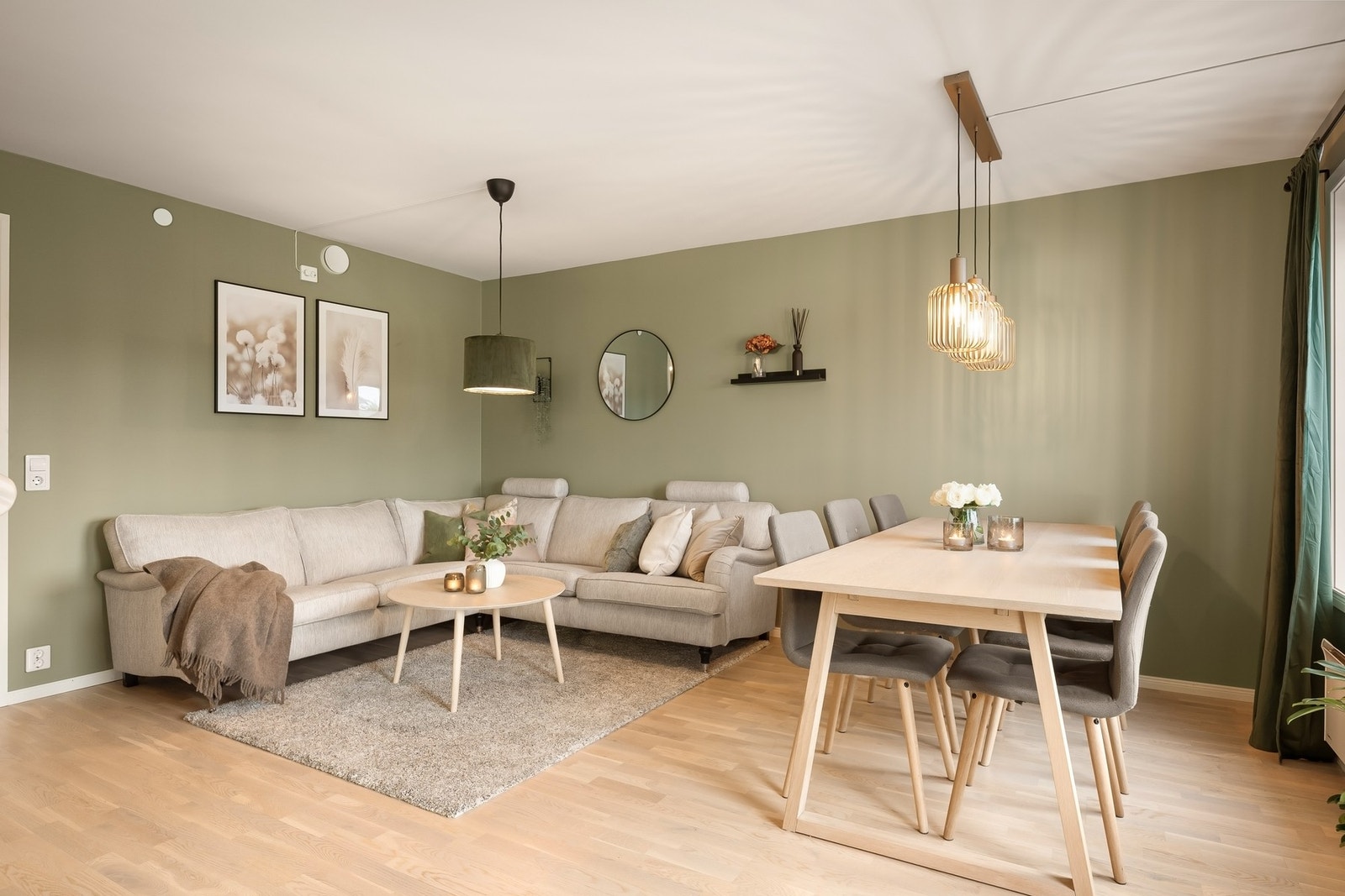 Det er store vindusflater og dermed godt med lysinnslipp til stuen og kjøkkenet. Galleribilde