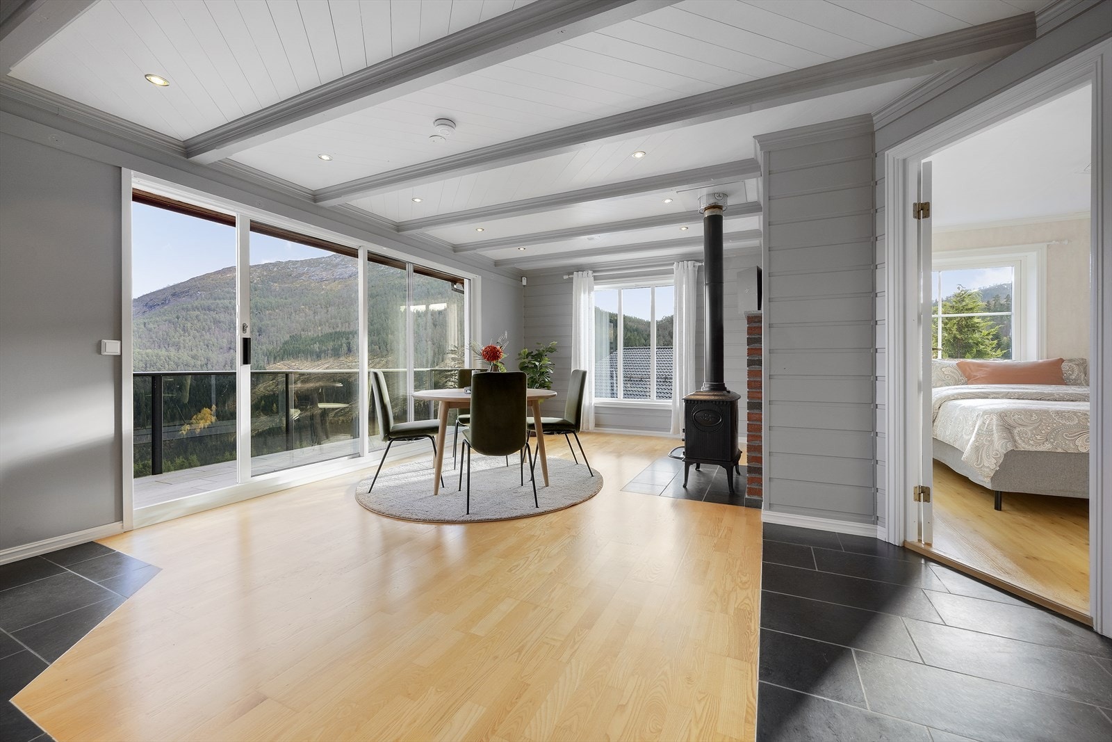 Det er svært god plass til spisestue ved kjøkkenet. Vedovn er også montert. Galleribilde