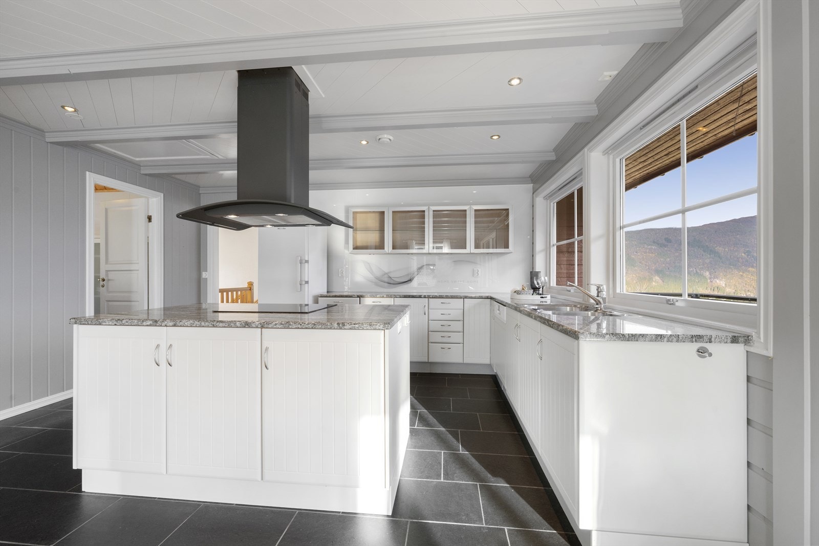 Det er integrert oppvaskmaskin, stekeovn og induksjonstopp, samt frittstående kjøleskap. Galleribilde