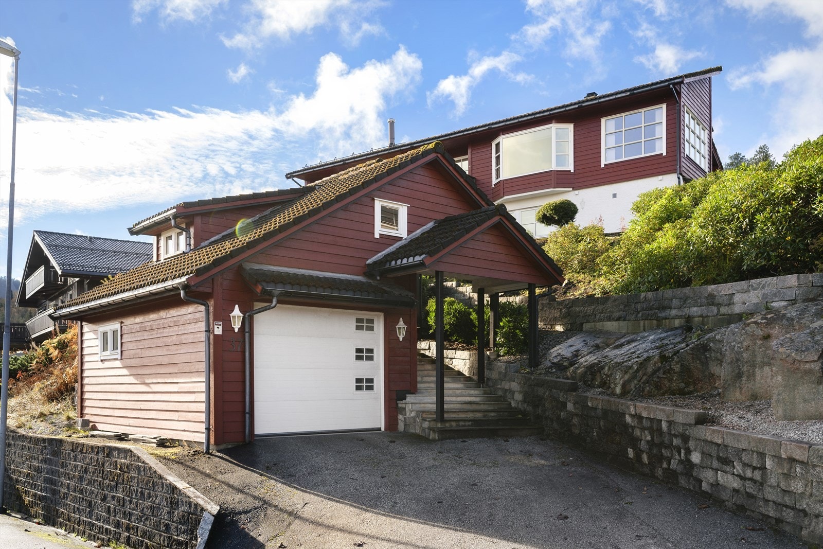 Garasje med elektrisk port og ladeboks for elbil. Praktisk loft på garasjen Galleribilde