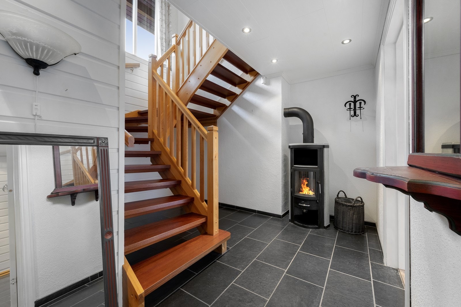 Trappegang med vedovn. Galleribilde