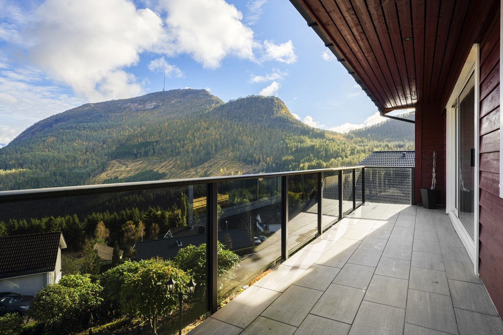 Fra kjøkkenet er det utgang til flislagt balkong. Galleribilde