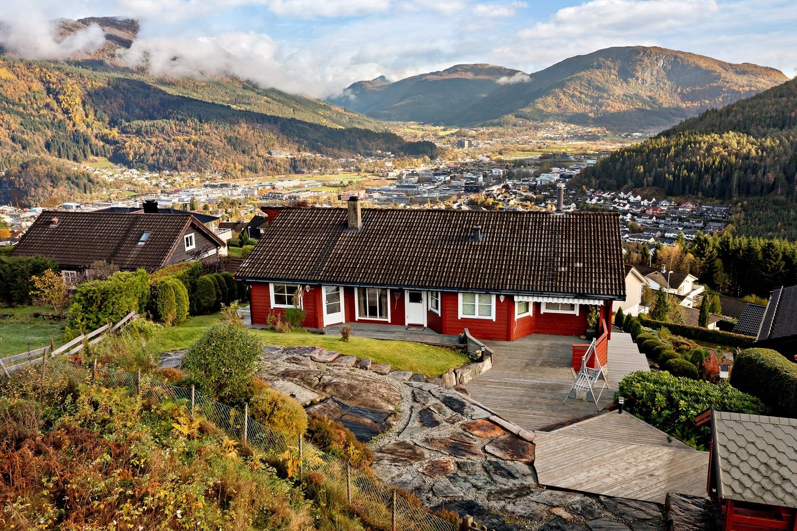 Attraktiv beliggenhet i Slåttebakkane - Fri og fin utsikt mot Førde sentrum. Galleribilde