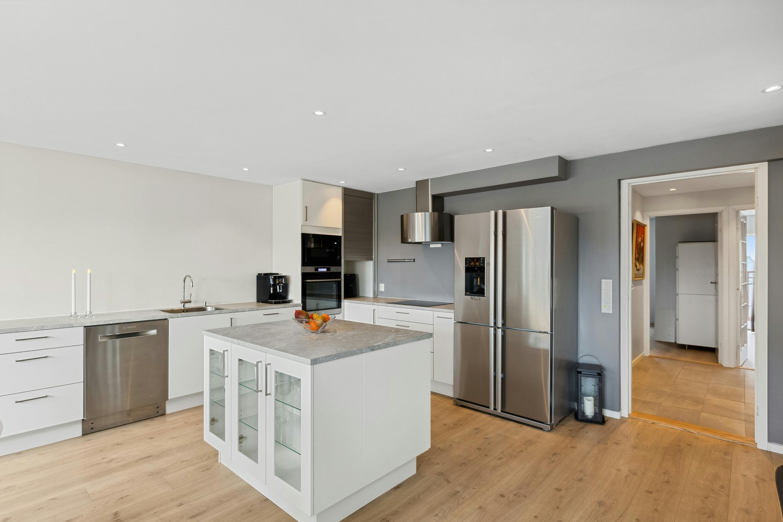 Moderne kvalitetskjøkken med praktisk øy. Galleribilde