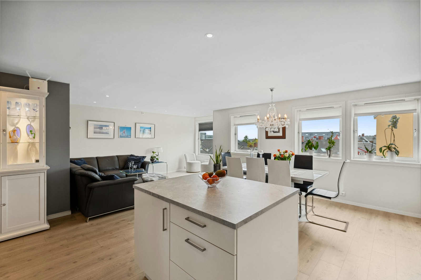 Varme i gulv i entré, stue, kjøkken og bad Galleribilde