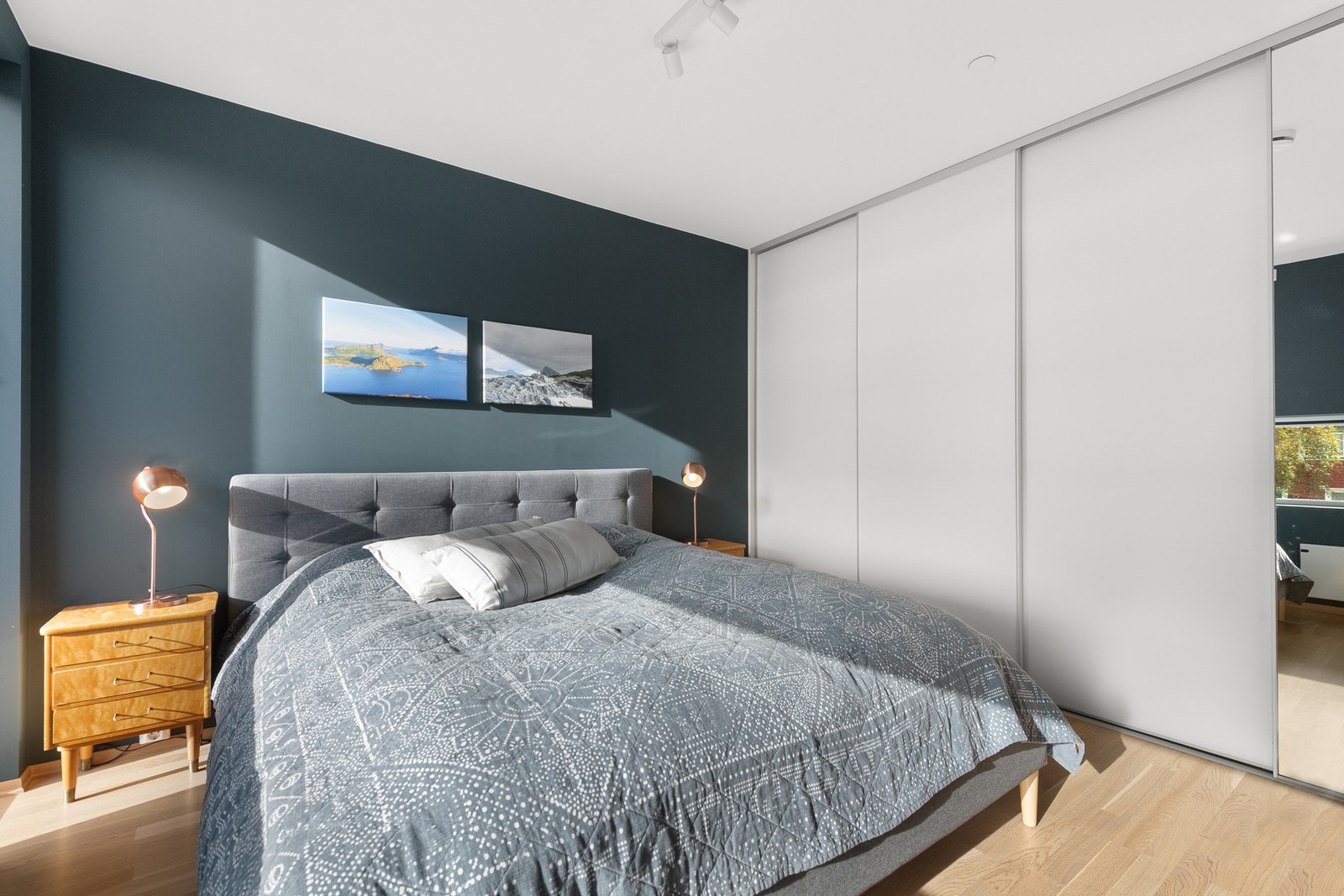 Stor skyvedørsgarderobe Galleribilde