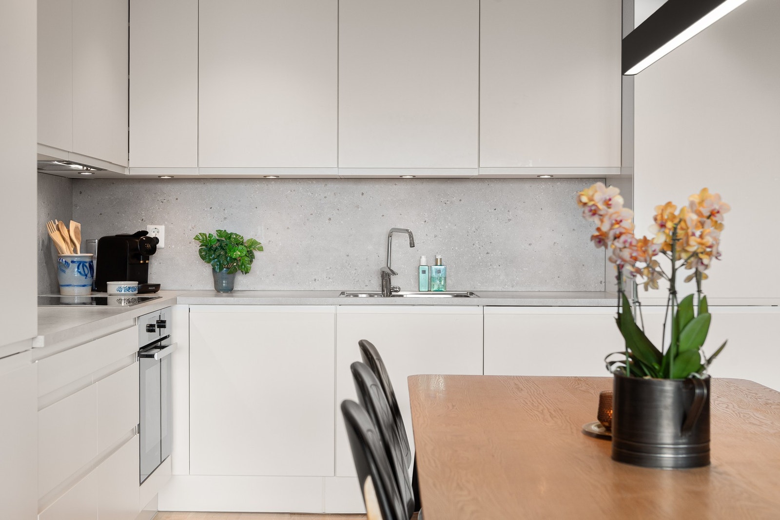 Det er glatte fronter og laminat benkeplate Galleribilde