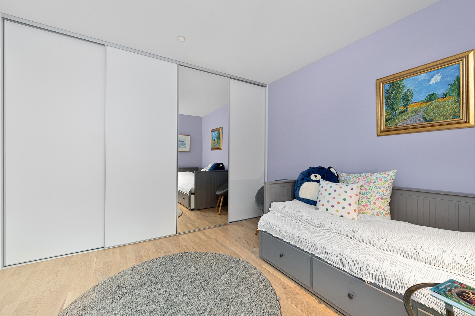 Romslig med gode garderobeløsninger Galleribilde