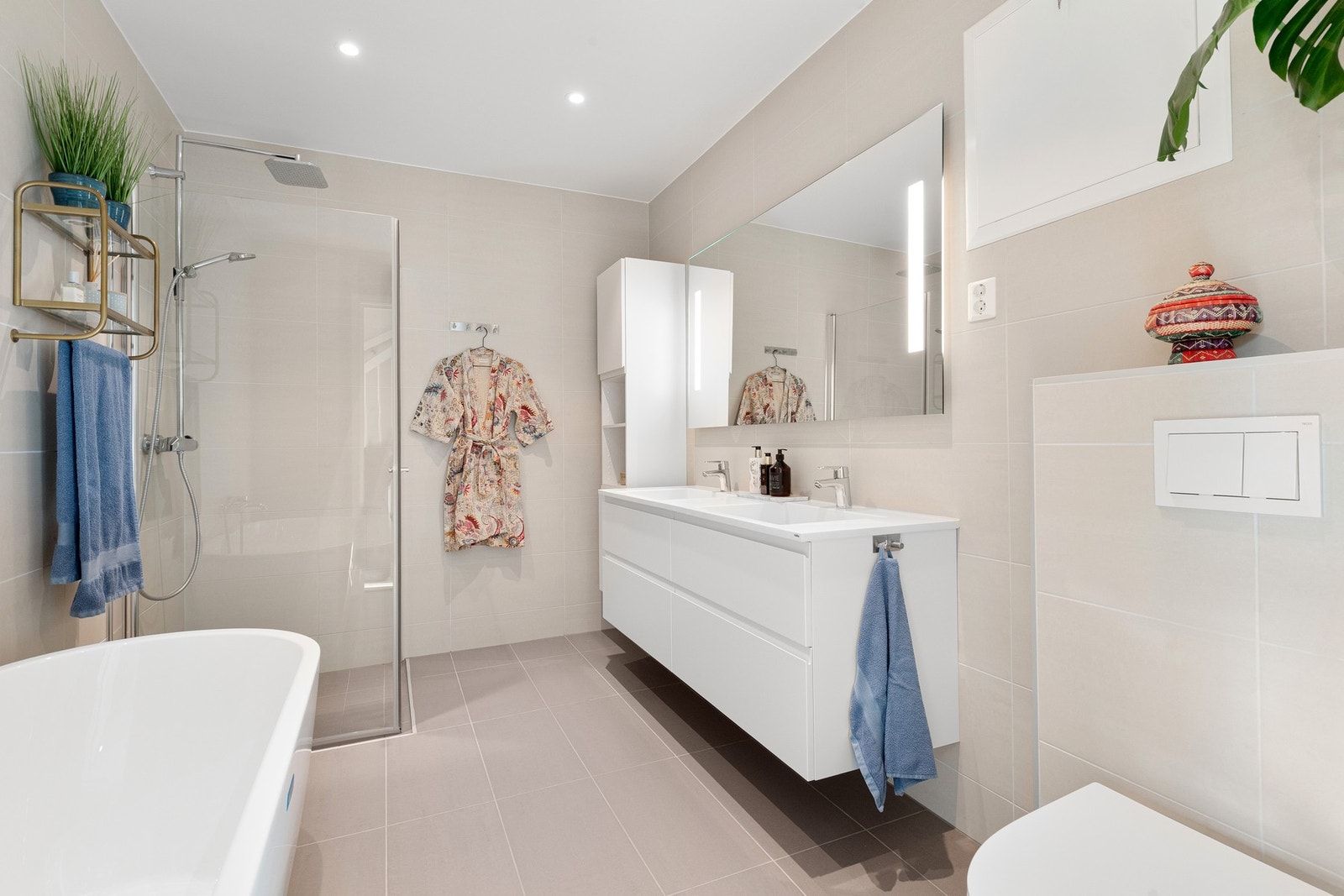 Bad i 2. etasje. Flislagt gulv med gulvvarme Galleribilde