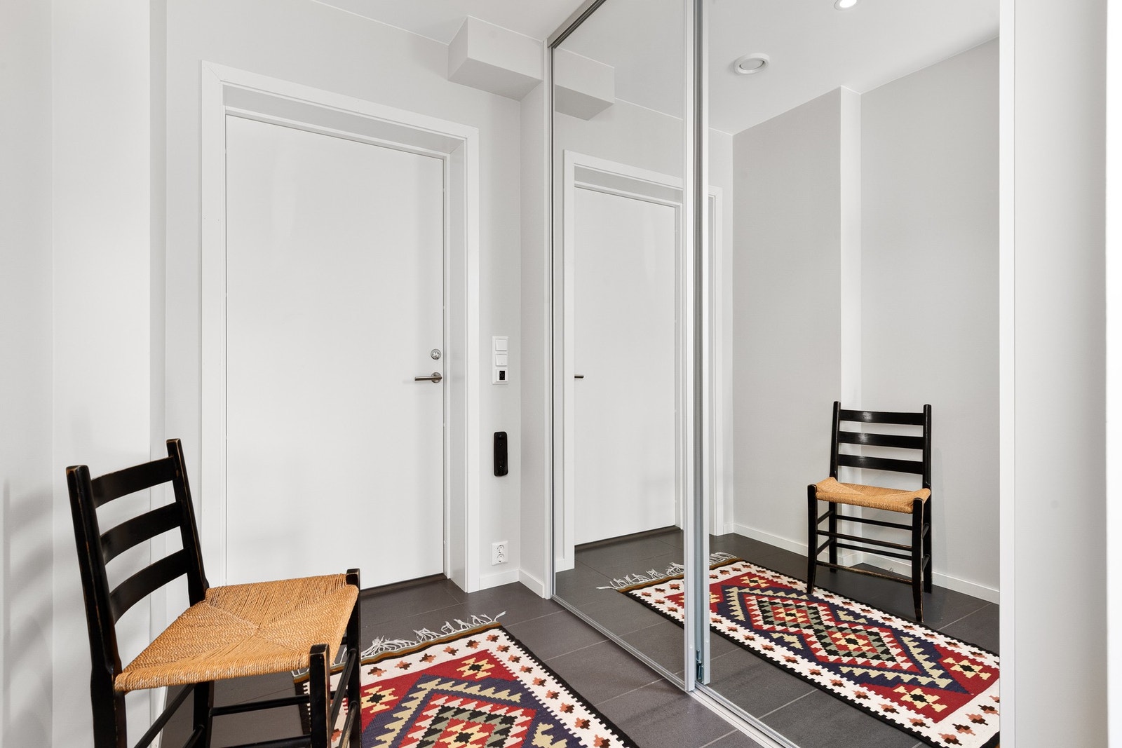 Gang med utgang til boligen nordside. Galleribilde