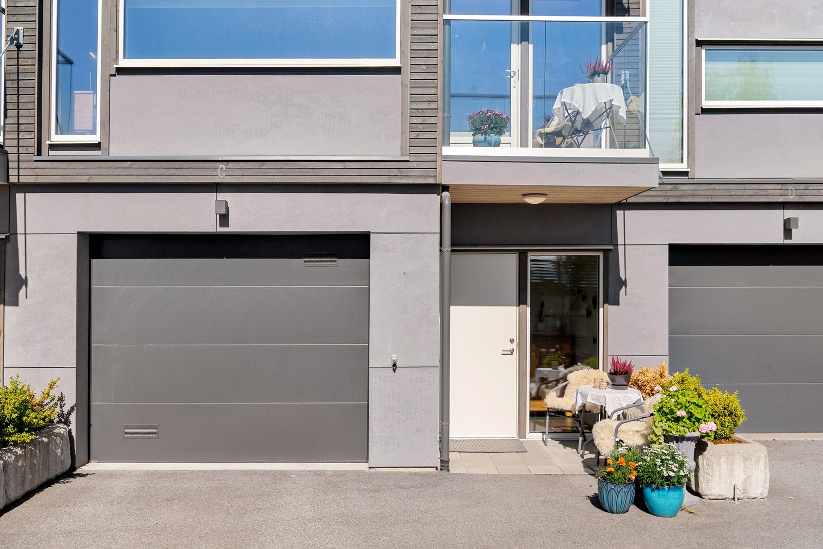 Integrert garasje med direkte adkomst til bod og boligen Galleribilde