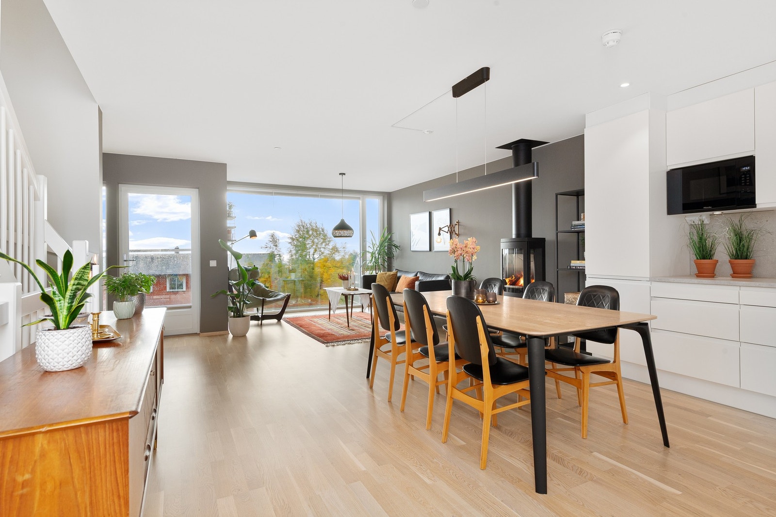 Stue/kjøkken i 3. etasje, med åpen løsning med sørvendte vinduer Galleribilde