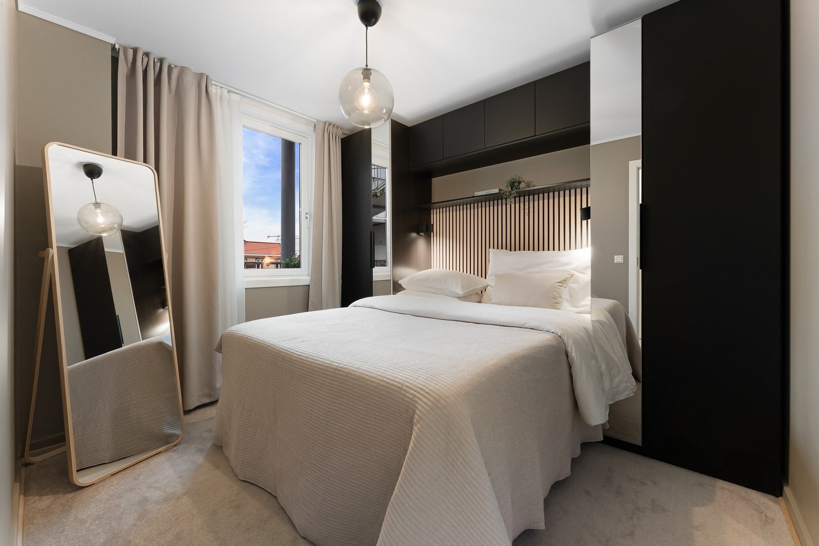 Innbydende soverom med god plass til stor dobbeltseng. Galleribilde